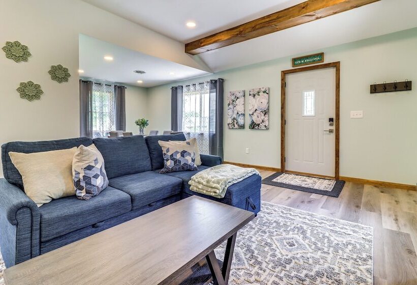 Cozy Grass Lake Home W/ Patio, Fire Pit & Kayaks!