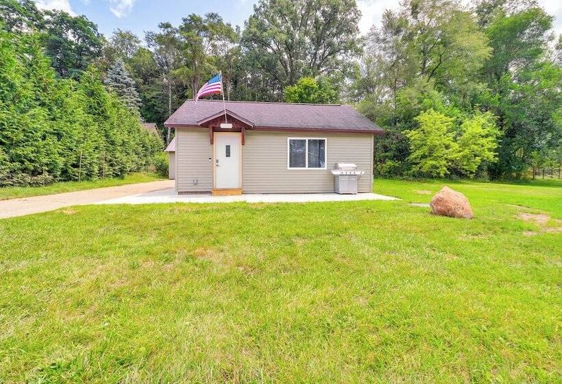 Cozy Grass Lake Home W/ Patio, Fire Pit & Kayaks!