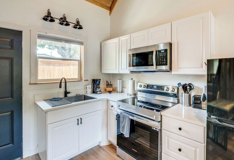 Cozy Two Peaks Home Near Lake Texoma State Park!