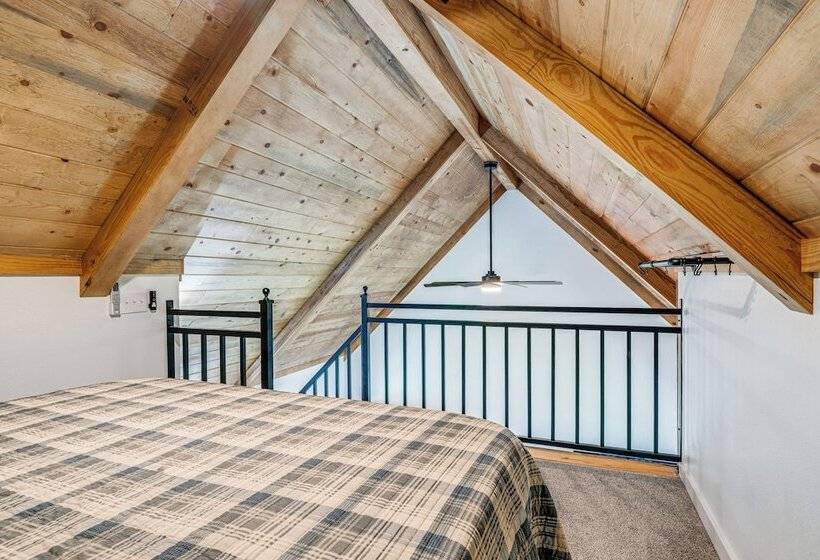 Cozy Two Peaks Home Near Lake Texoma State Park!