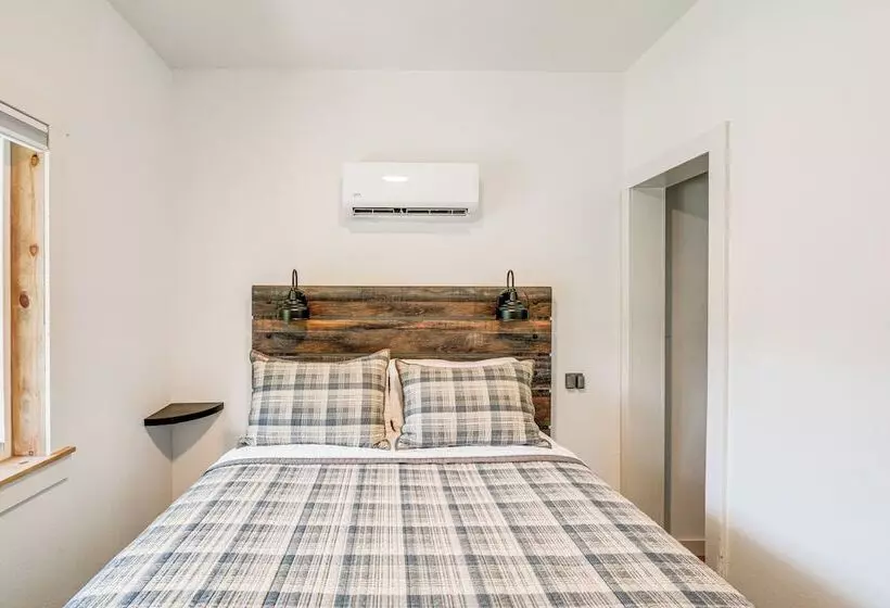 Cozy Two Peaks Home Near Lake Texoma State Park!