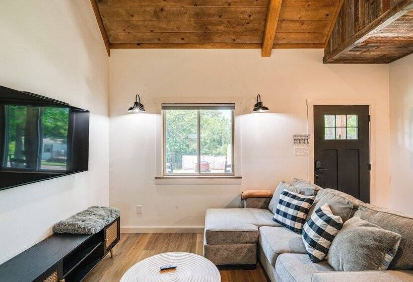 Cozy Two Peaks Home Near Lake Texoma State Park!