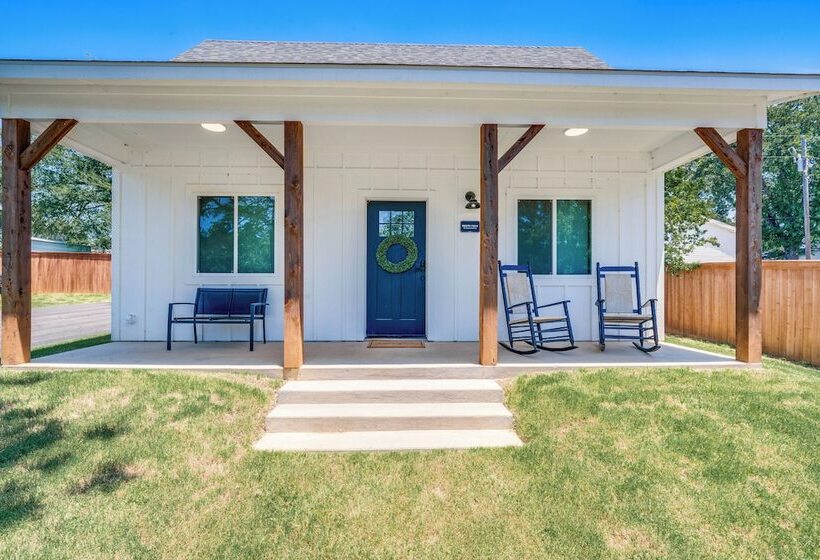 Cozy Two Peaks Home Near Lake Texoma State Park!