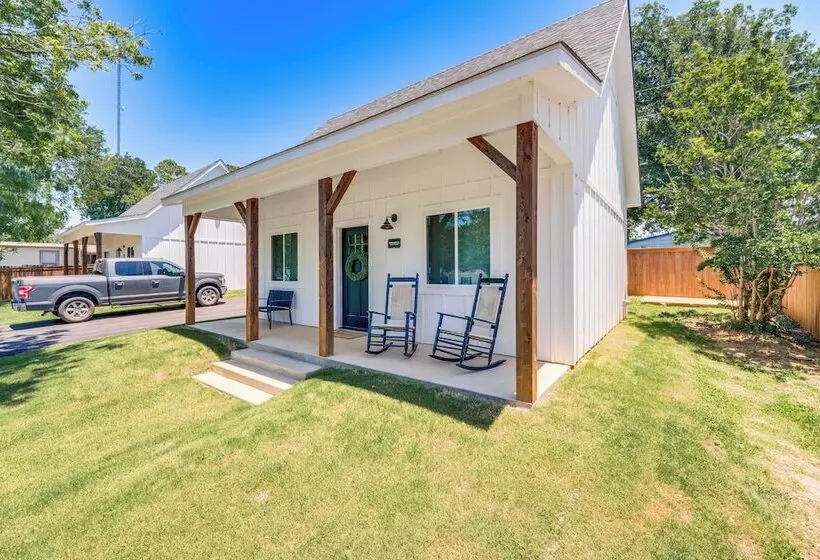 Cozy Two Peaks Home Near Lake Texoma State Park!
