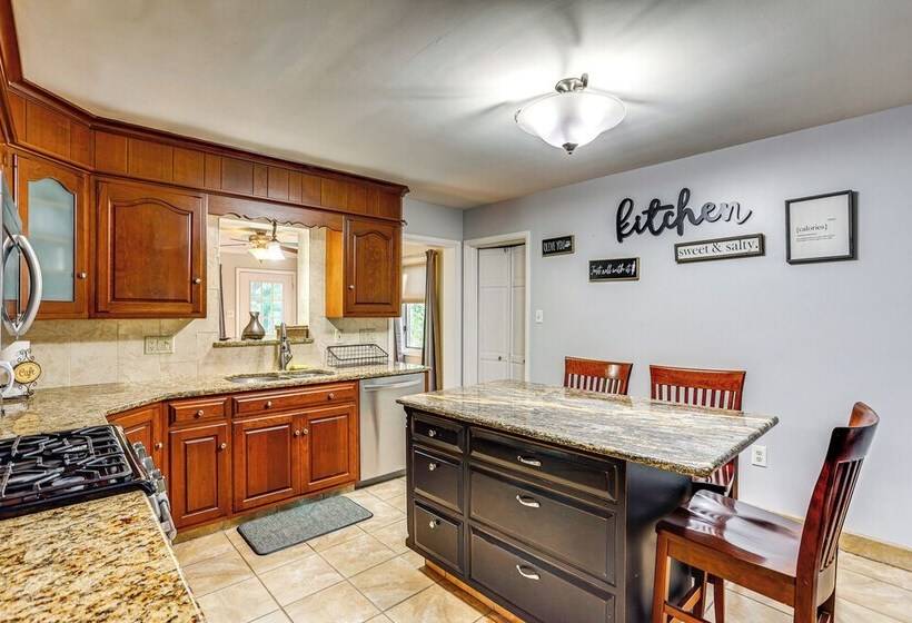 Dutch Country Home Near Family Attractions!