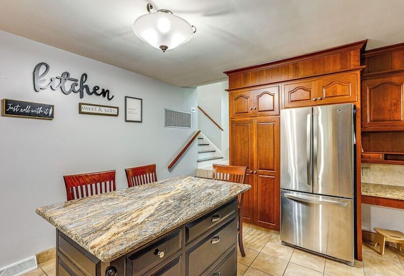 Dutch Country Home Near Family Attractions!