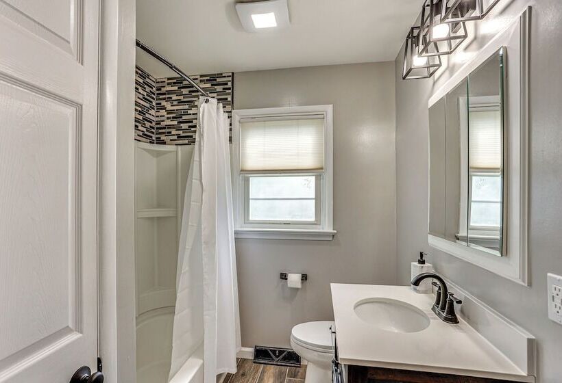 Dutch Country Home Near Family Attractions!