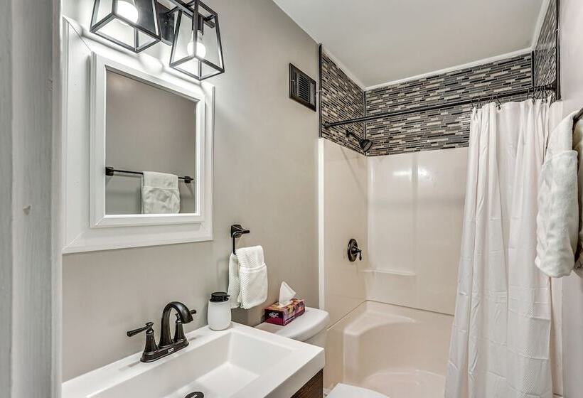 Dutch Country Home Near Family Attractions!