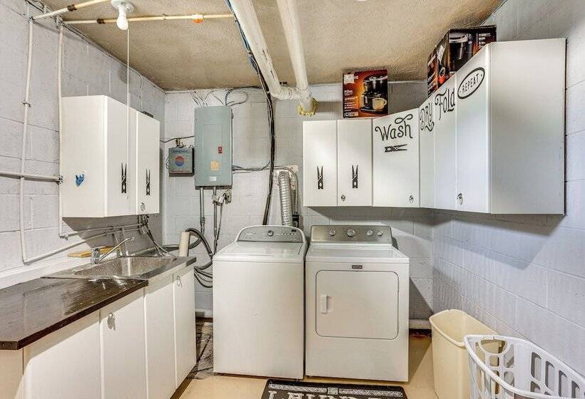 Dutch Country Home Near Family Attractions!