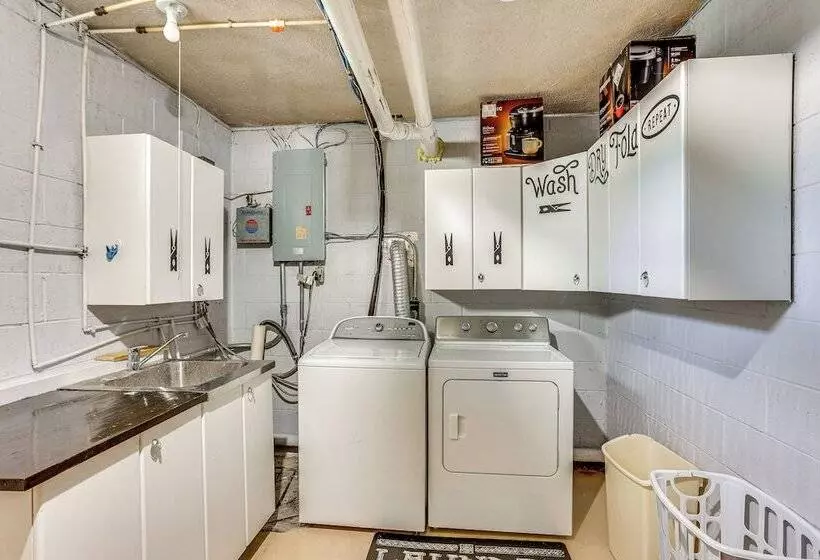 Dutch Country Home Near Family Attractions!