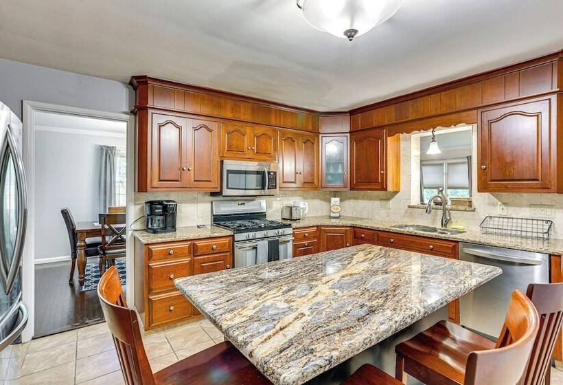 Dutch Country Home Near Family Attractions!