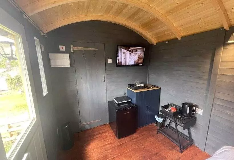 Enchanted Cabin Retreat In Sibford Gower