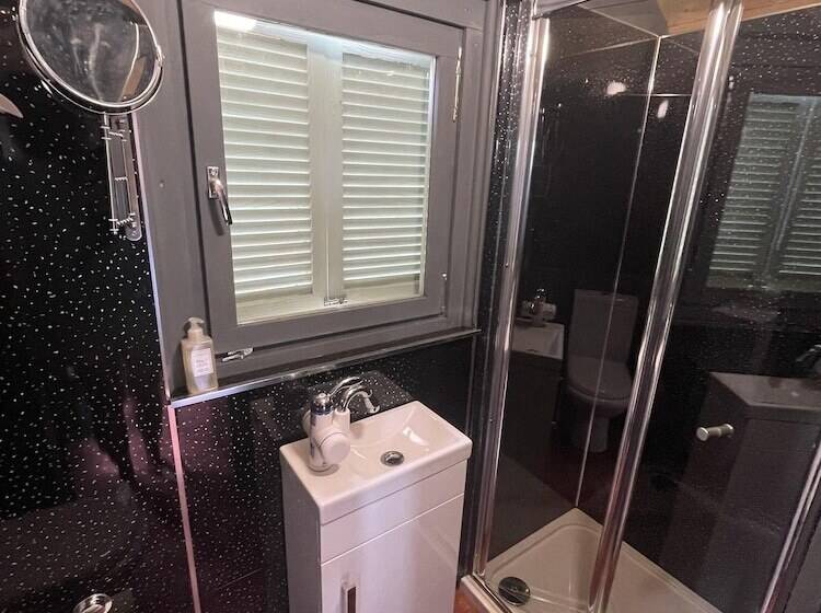 Enchanted Cabin Retreat In Sibford Gower