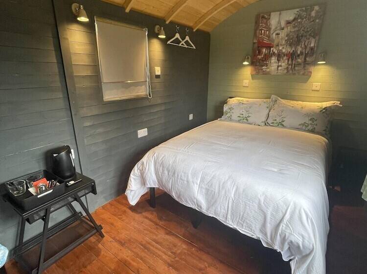 Enchanted Cabin Retreat In Sibford Gower