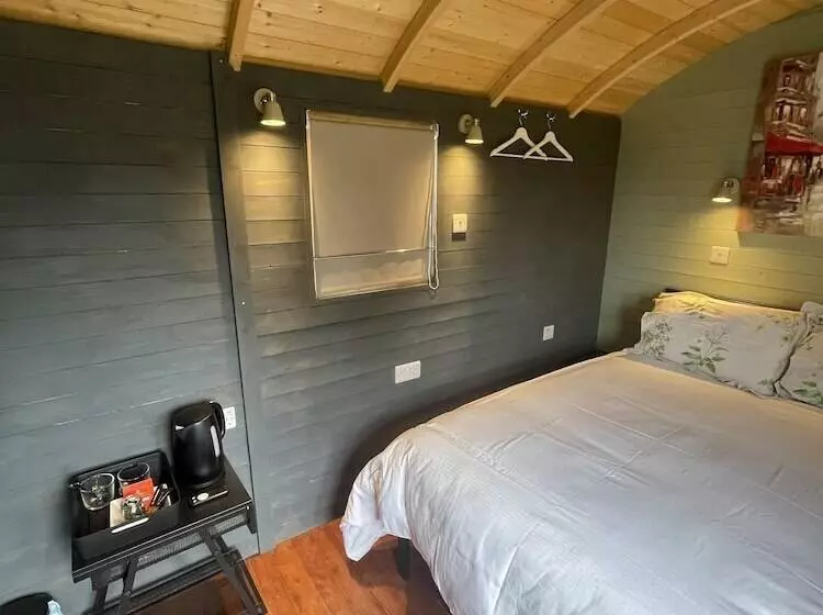 Enchanted Cabin Retreat In Sibford Gower