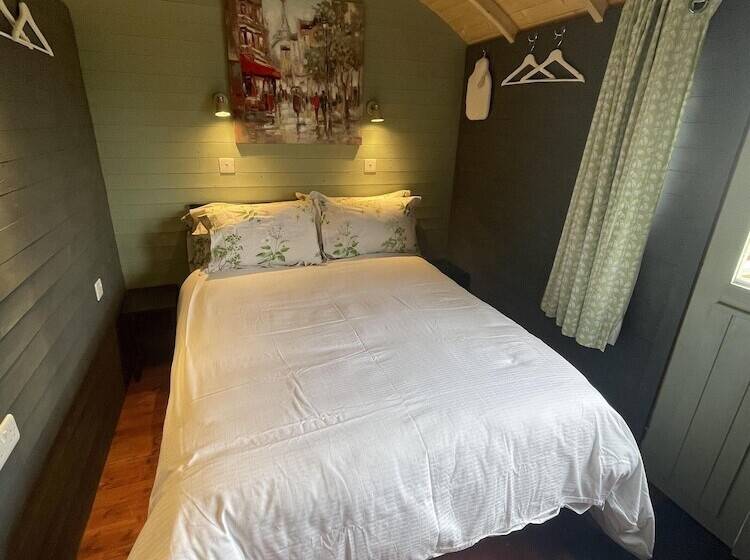 Enchanted Cabin Retreat In Sibford Gower