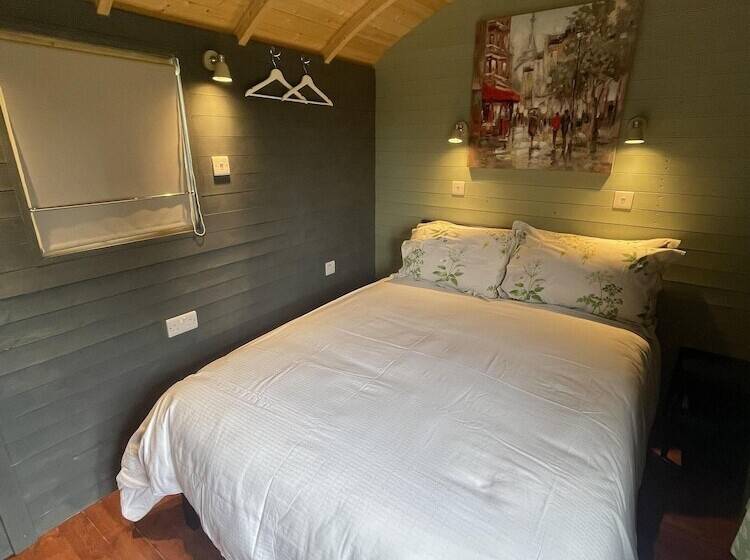 Enchanted Cabin Retreat In Sibford Gower