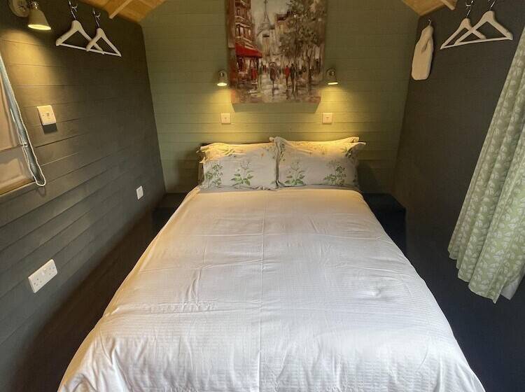 Enchanted Cabin Retreat In Sibford Gower