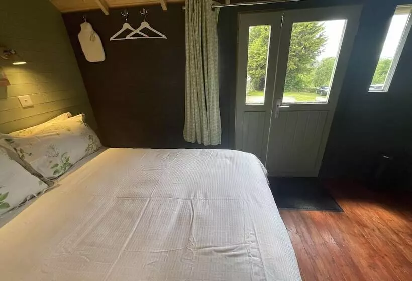 Enchanted Cabin Retreat In Sibford Gower