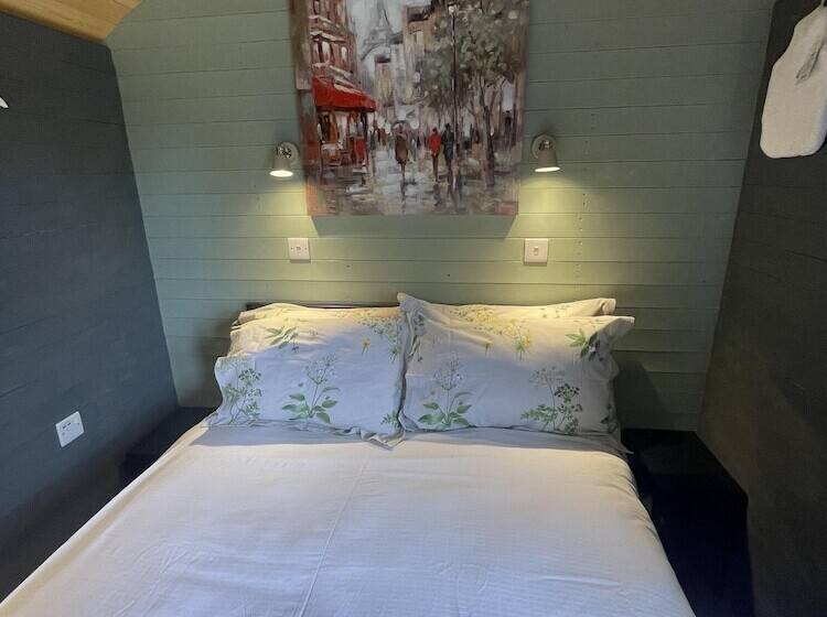 Enchanted Cabin Retreat In Sibford Gower