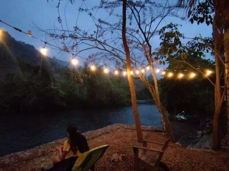 مسافرخانه Yaxlik River Lodge