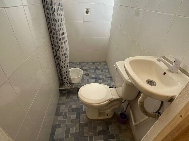 مسافرخانه Yaxlik River Lodge