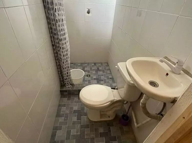 مسافرخانه Yaxlik River Lodge