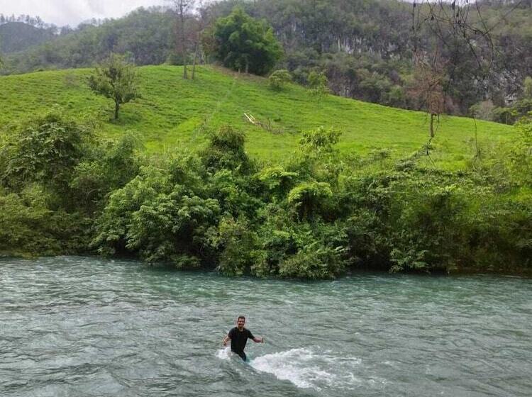 مسافرخانه Yaxlik River Lodge