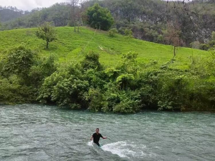مسافرخانه Yaxlik River Lodge