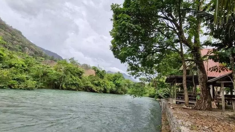 مسافرخانه Yaxlik River Lodge