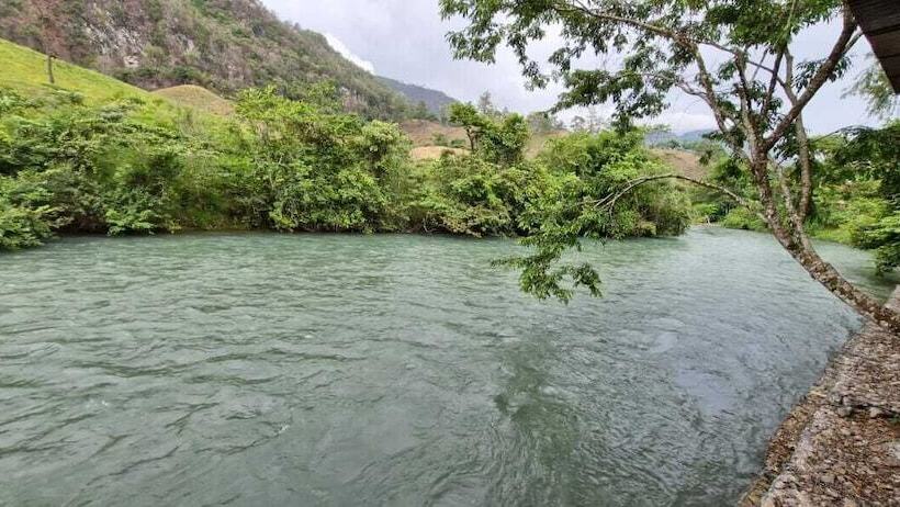 مسافرخانه Yaxlik River Lodge