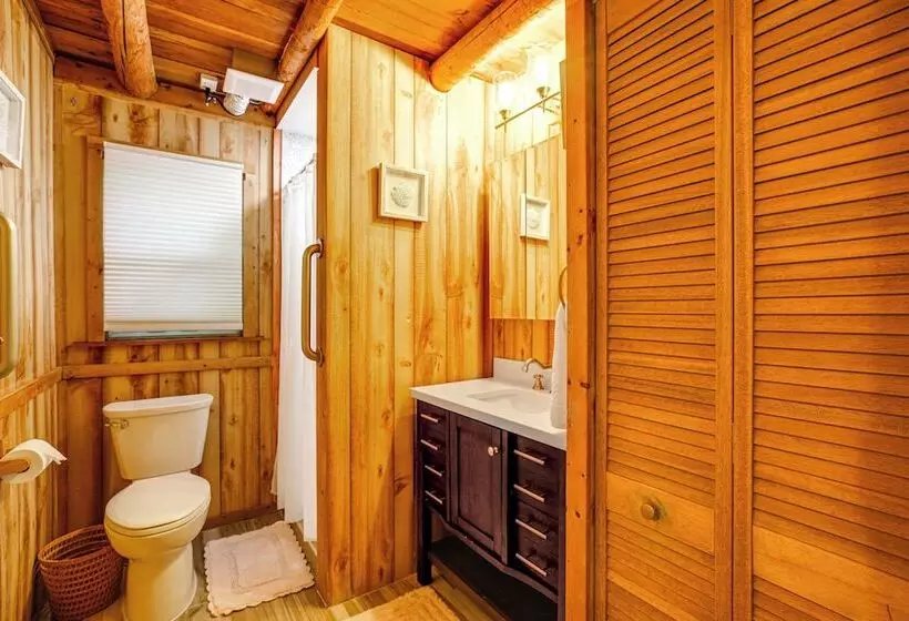 Lakefront Lusby Home W/ Fire Pit: 3 Mi To Beach!