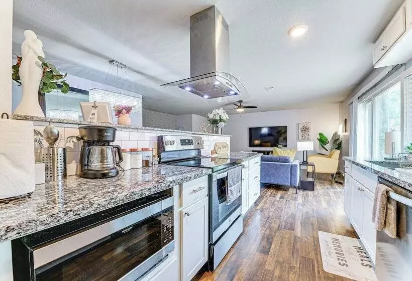 Near Lewisville Lake: Home In The Colony W/ Yard!