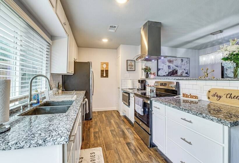 Near Lewisville Lake: Home In The Colony W/ Yard!