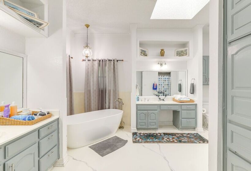 11 Mi To Dtwn: Luxe Home W/ Pool In Fort Worth