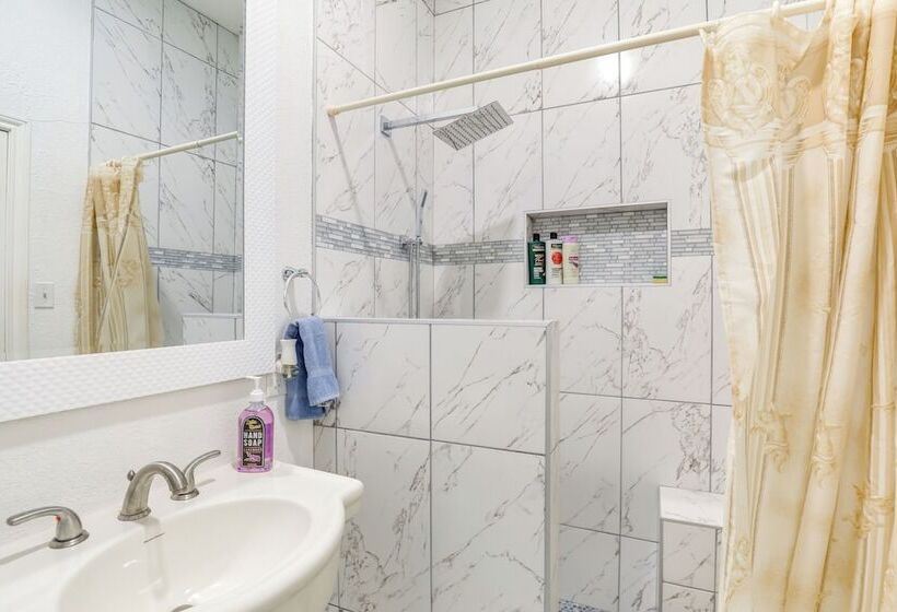 11 Mi To Dtwn: Luxe Home W/ Pool In Fort Worth