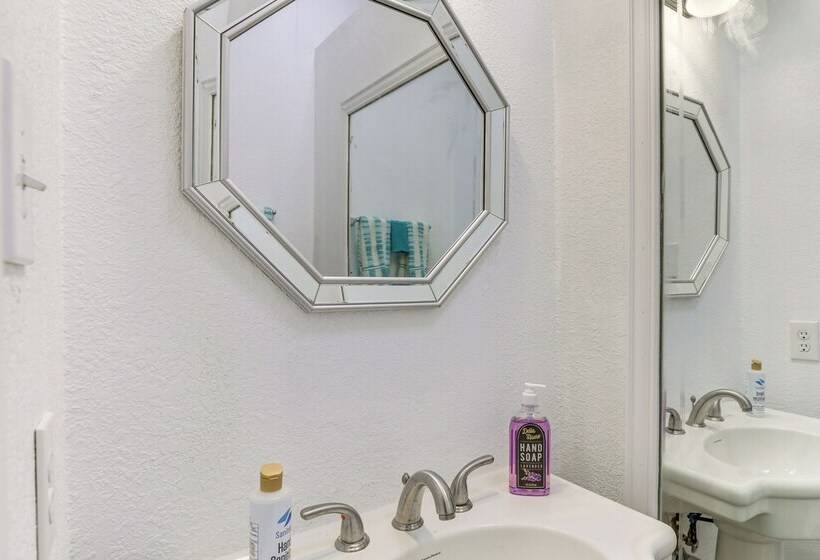 11 Mi To Dtwn: Luxe Home W/ Pool In Fort Worth