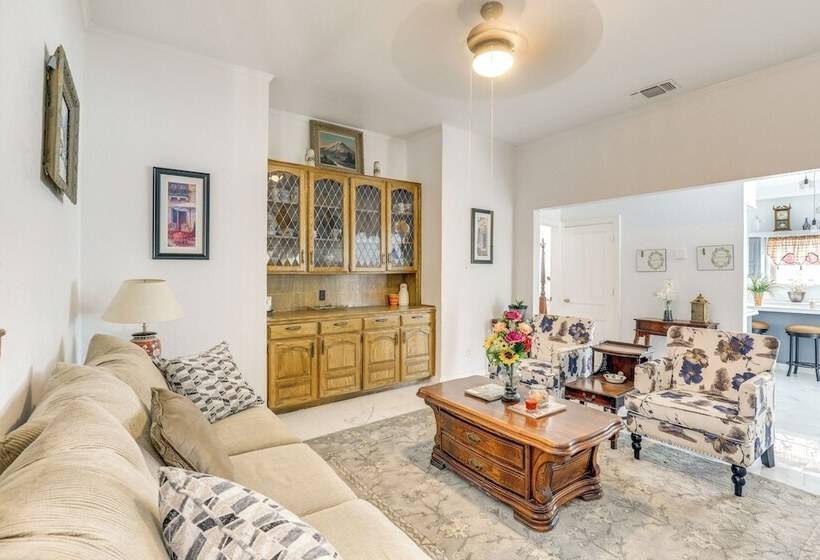 11 Mi To Dtwn: Luxe Home W/ Pool In Fort Worth