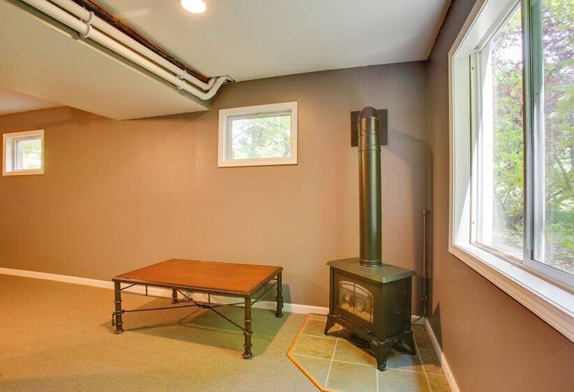 Manor Green: Cedar Home W/ Fire Pit, 3 Mi To Lake!