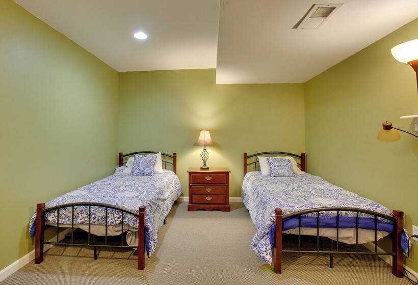 Manor Green: Cedar Home W/ Fire Pit, 3 Mi To Lake!