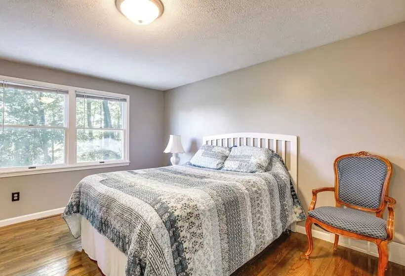 Manor Green: Cedar Home W/ Fire Pit, 3 Mi To Lake!