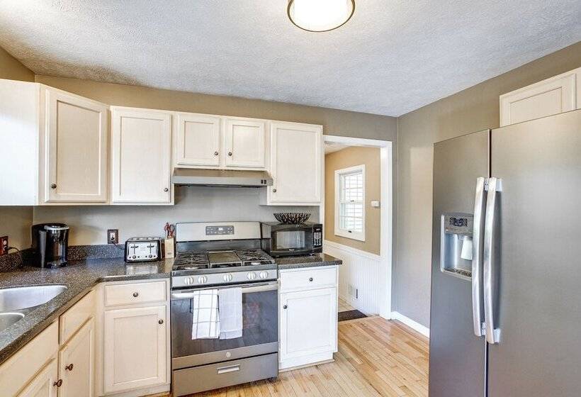 Manor Green: Cedar Home W/ Fire Pit, 3 Mi To Lake!