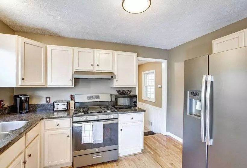 Manor Green: Cedar Home W/ Fire Pit, 3 Mi To Lake!