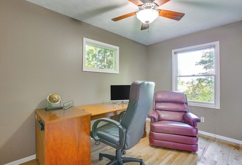 Manor Green: Cedar Home W/ Fire Pit, 3 Mi To Lake!