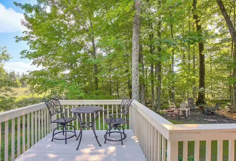 Manor Green: Cedar Home W/ Fire Pit, 3 Mi To Lake!