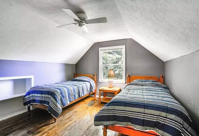 Manor Green: Cedar Home W/ Fire Pit, 3 Mi To Lake!
