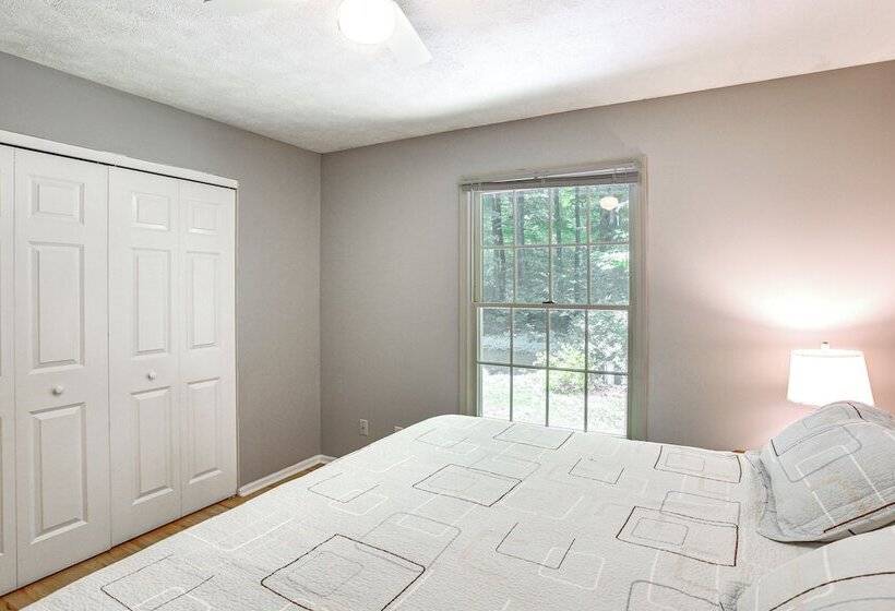 Manor Green: Cedar Home W/ Fire Pit, 3 Mi To Lake!