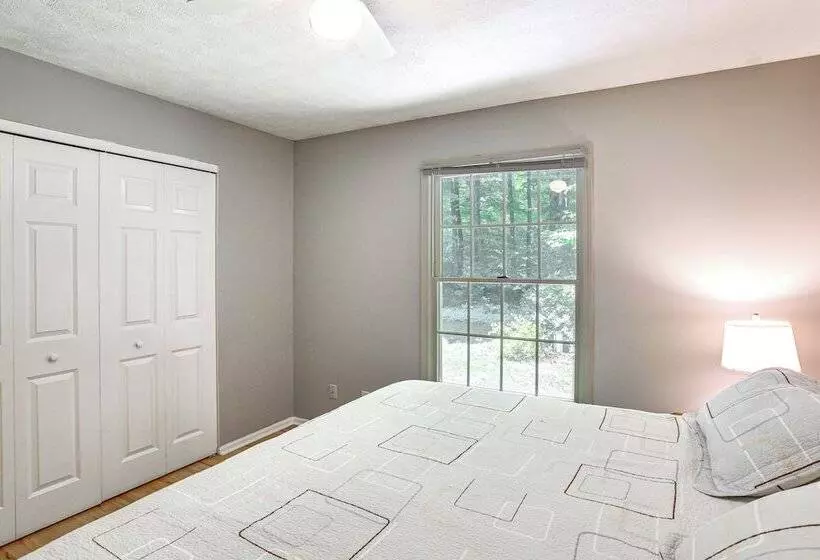 Manor Green: Cedar Home W/ Fire Pit, 3 Mi To Lake!