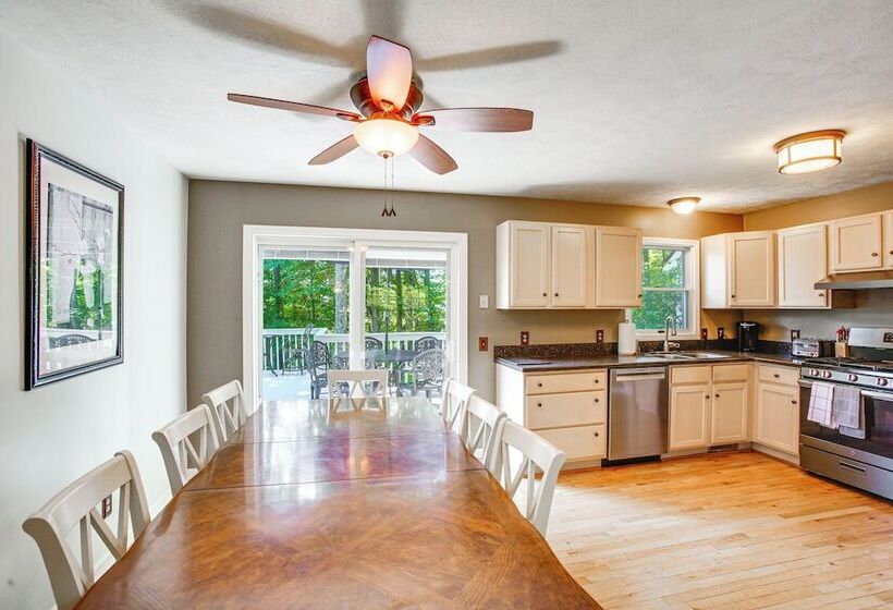 Manor Green: Cedar Home W/ Fire Pit, 3 Mi To Lake!