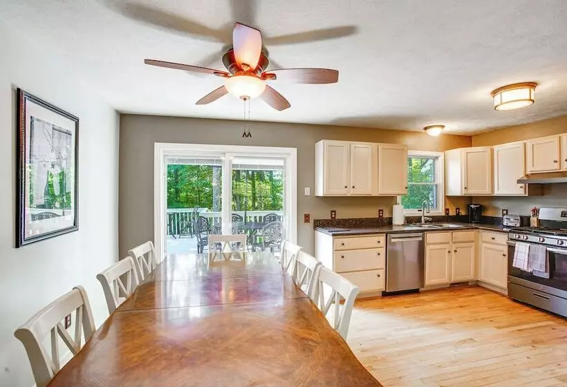Manor Green: Cedar Home W/ Fire Pit, 3 Mi To Lake!